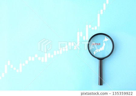 一張放大鏡圖片，正在分析日本股票價格和匯率。 135359922
