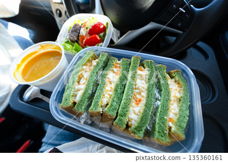 在車上享用午餐：雞蛋三明治、南瓜湯和沙拉 135360161
