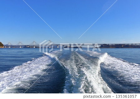 從海面上可以看到瀨戶大橋及其正下方的島嶼（吉島、岩黑島和羊島）。 135361057