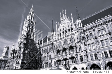 一張黑白照片,展現了德國慕尼黑的新市政廳,這座新哥德式建築傑作高聳於瑪麗恩廣場之上。 一張黑白照片,展現了德國慕尼黑的新市政廳,這座新哥德式建築傑作高聳於瑪麗恩廣場之上。 135361411