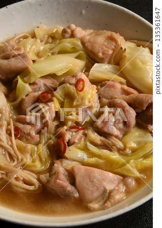 chicken cabbage pot 135361647