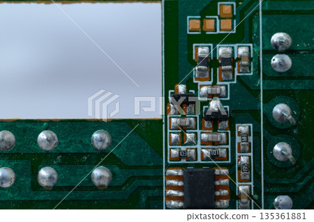 電子板上的電路圖案和焊接特寫 135361881