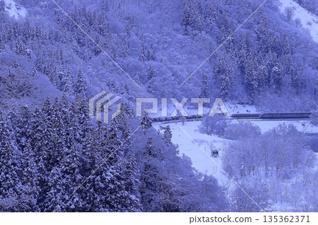 積雪覆蓋的飯山線 積雪覆蓋的飯山線 135362371