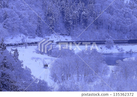 積雪覆蓋的飯山線 135362372