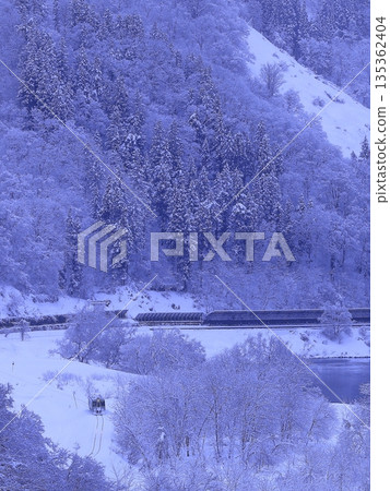 積雪覆蓋的飯山線 積雪覆蓋的飯山線 135362404