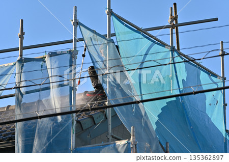 Exterior wall high-pressure washing, exterior wall painting work, craftsmen, house cleaning Exterior wall high-pressure washing, exterior wall painting work, craftsmen, house cleaning 135362897