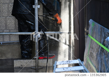 Exterior wall high-pressure washing, exterior wall painting work, craftsmen, house cleaning Exterior wall high-pressure washing, exterior wall painting work, craftsmen, house cleaning 135362905