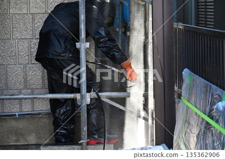 Exterior wall high-pressure washing, exterior wall painting work, craftsmen, house cleaning Exterior wall high-pressure washing, exterior wall painting work, craftsmen, house cleaning 135362906