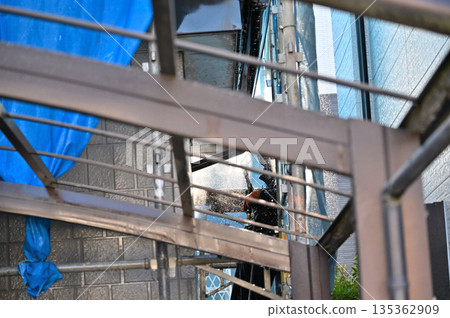 Exterior wall high-pressure washing, exterior wall painting work, craftsmen, house cleaning Exterior wall high-pressure washing, exterior wall painting work, craftsmen, house cleaning 135362909