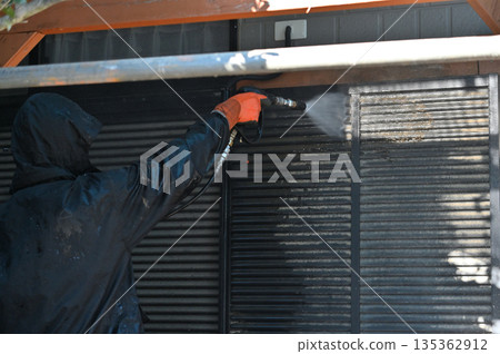 Exterior wall high-pressure washing, exterior wall painting work, craftsmen, house cleaning Exterior wall high-pressure washing, exterior wall painting work, craftsmen, house cleaning 135362912