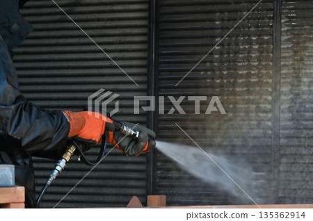 Exterior wall high-pressure washing, exterior wall painting work, craftsmen, house cleaning Exterior wall high-pressure washing, exterior wall painting work, craftsmen, house cleaning 135362914