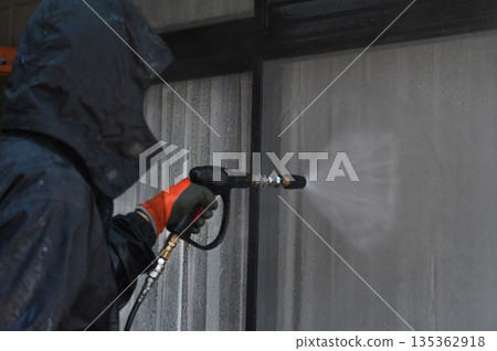 Exterior wall high-pressure washing, exterior wall painting work, craftsmen, house cleaning Exterior wall high-pressure washing, exterior wall painting work, craftsmen, house cleaning 135362918