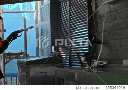 Exterior wall high-pressure washing, exterior wall painting work, craftsmen, house cleaning Exterior wall high-pressure washing, exterior wall painting work, craftsmen, house cleaning 135362919