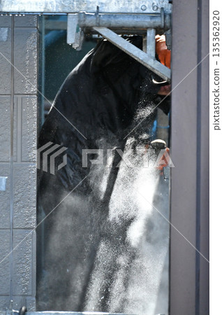 Exterior wall high-pressure washing, exterior wall painting work, craftsmen, house cleaning Exterior wall high-pressure washing, exterior wall painting work, craftsmen, house cleaning 135362920