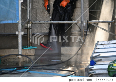 Exterior wall high-pressure washing, exterior wall painting work, craftsmen, house cleaning Exterior wall high-pressure washing, exterior wall painting work, craftsmen, house cleaning 135362923