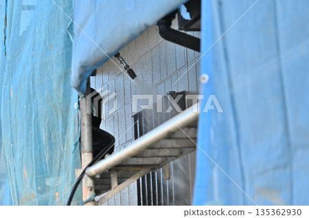 Exterior wall high-pressure washing, exterior wall painting work, craftsmen, house cleaning Exterior wall high-pressure washing, exterior wall painting work, craftsmen, house cleaning 135362930