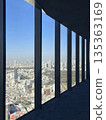 透過窗框看到的東京城市景觀：觀景台上的藍天和摩天大樓 135363169
