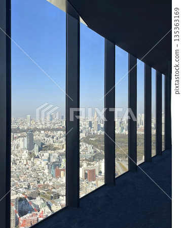 透過窗框看到的東京城市景觀:觀景台上的藍天和摩天大樓 透過窗框看到的東京城市景觀:觀景台上的藍天和摩天大樓 135363169