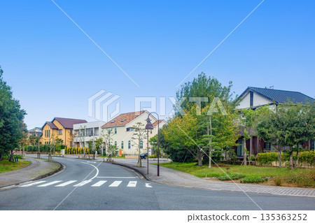 住宅區和藍天的房子 住宅區和藍天的房子 135363252