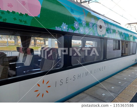 近鐵伊勢志摩特快列車採用了令人印象深刻的設計，車身上印有寶可夢角色水水獺的圖案。 135363586