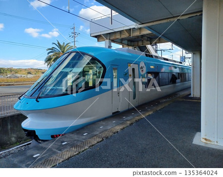 淺藍色近鐵特快列車(車身上印有寶可夢水水獺圖案)停靠的車站。 淺藍色近鐵特快列車(車身上印有寶可夢水水獺圖案)停靠的車站。 135364024