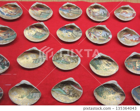 Shell Matching: Pictures drawn on clams Shell Matching: Pictures drawn on clams 135364043