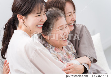 微笑的女性三代人 微笑的女性三代人 135364551