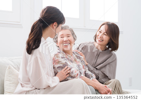 微笑的女性三代人 135364552