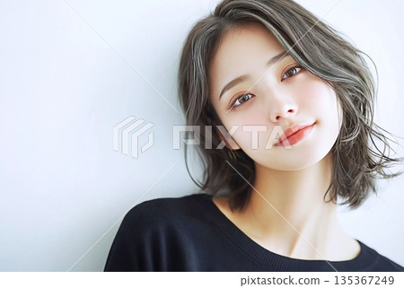 中等頭髮的美麗女人 135367249