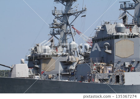 阿利伯克級驅逐艦停泊在橫須賀基地 阿利伯克級驅逐艦停泊在橫須賀基地 135367274