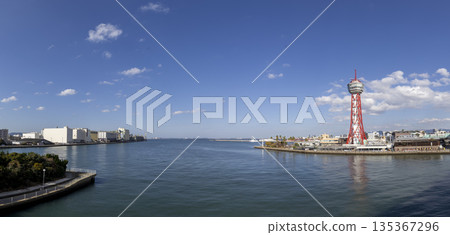 博多港塔和須崎碼頭的倉庫 博多港塔和須崎碼頭的倉庫 135367296