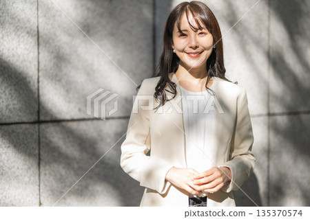 年輕的商界女強人 年輕的商界女強人 135370574