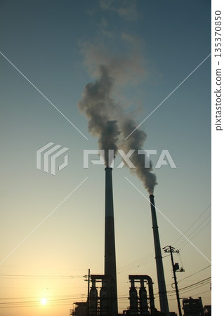 「煙囪冒煙，空氣污染」 永續發展目標 全球環境 工業園區污染 135370850