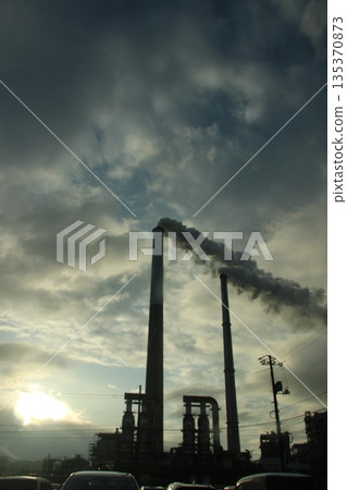 「煙囪冒煙，空氣污染」 永續發展目標 全球環境 工業園區污染 135370873