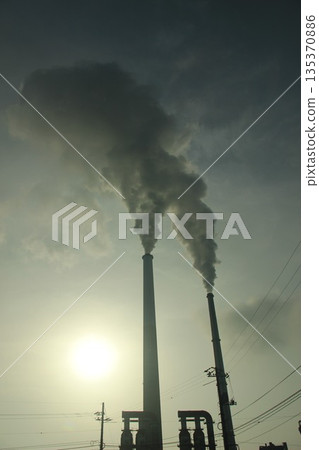 「煙囪冒煙，空氣污染」 永續發展目標 全球環境 工業園區污染 135370886