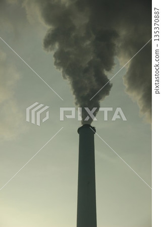 「煙囪冒煙,空氣污染」 永續發展目標 全球環境 工業園區污染 「煙囪冒煙,空氣污染」 永續發展目標 全球環境 工業園區污染 135370887
