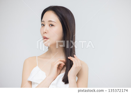 護髮圖片:年輕女性 護髮圖片:年輕女性 135372174