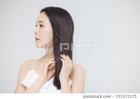 護髮圖片:年輕女性 護髮圖片:年輕女性 135372175