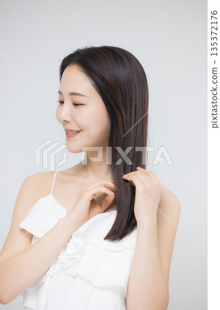 護髮圖片:年輕女性 護髮圖片:年輕女性 135372176