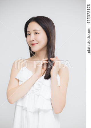 護髮圖片：年輕女性 135372178