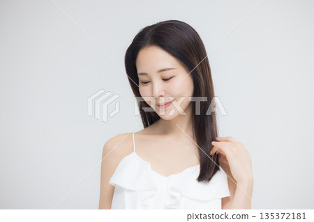 護髮圖片：年輕女性 135372181