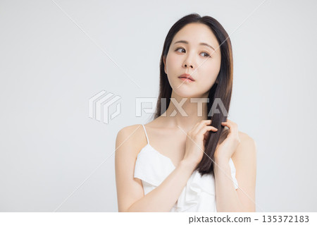 護髮圖片：年輕女性 135372183