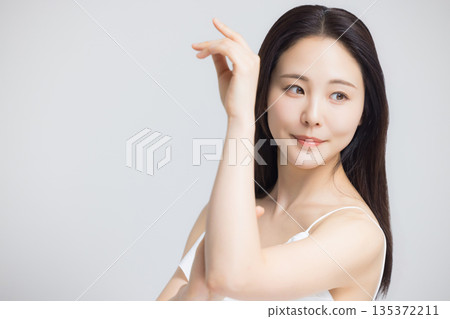 年輕女性的手部護理 135372211