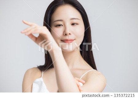 年輕女性的手部護理 135372215