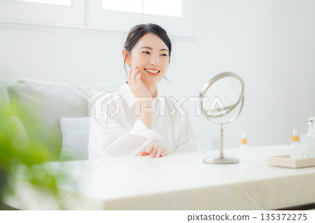 年輕女性的美麗形象 年輕女性的美麗形象 135372275