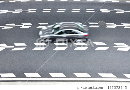 行駛在橫濱車站前國道1號線上的車輛 135372345