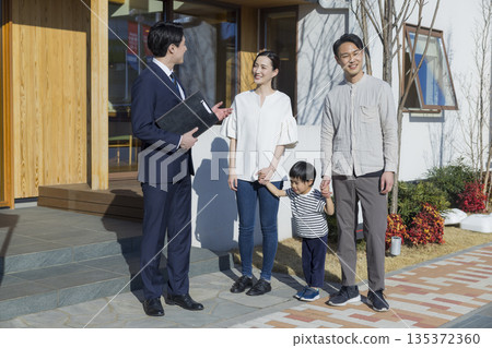 一位銷售員正在帶領參觀房屋展覽會。 135372360