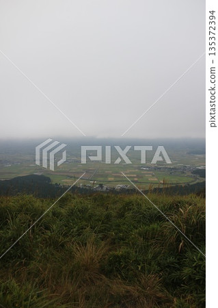 「熊本縣阿蘇市大觀峰的自然與雲景」 從大觀峰展望台眺望山巒與城市景觀 「熊本縣阿蘇市大觀峰的自然與雲景」 從大觀峰展望台眺望山巒與城市景觀 135372394