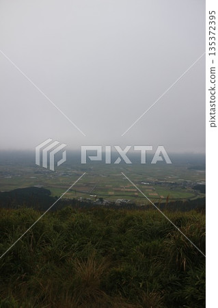 「熊本縣阿蘇市大觀峰的自然與雲景」 從大觀峰展望台眺望山巒與城市景觀 「熊本縣阿蘇市大觀峰的自然與雲景」 從大觀峰展望台眺望山巒與城市景觀 135372395