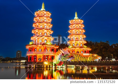 高雄荷花池的標誌：龍虎塔 135372520